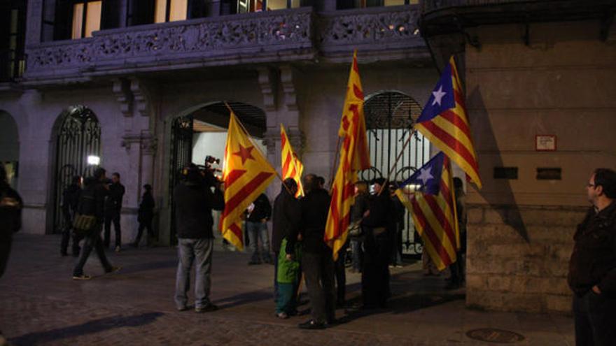Concentració independentista poc abans del ple municipal a l&#039;Ajuntament de Girona.