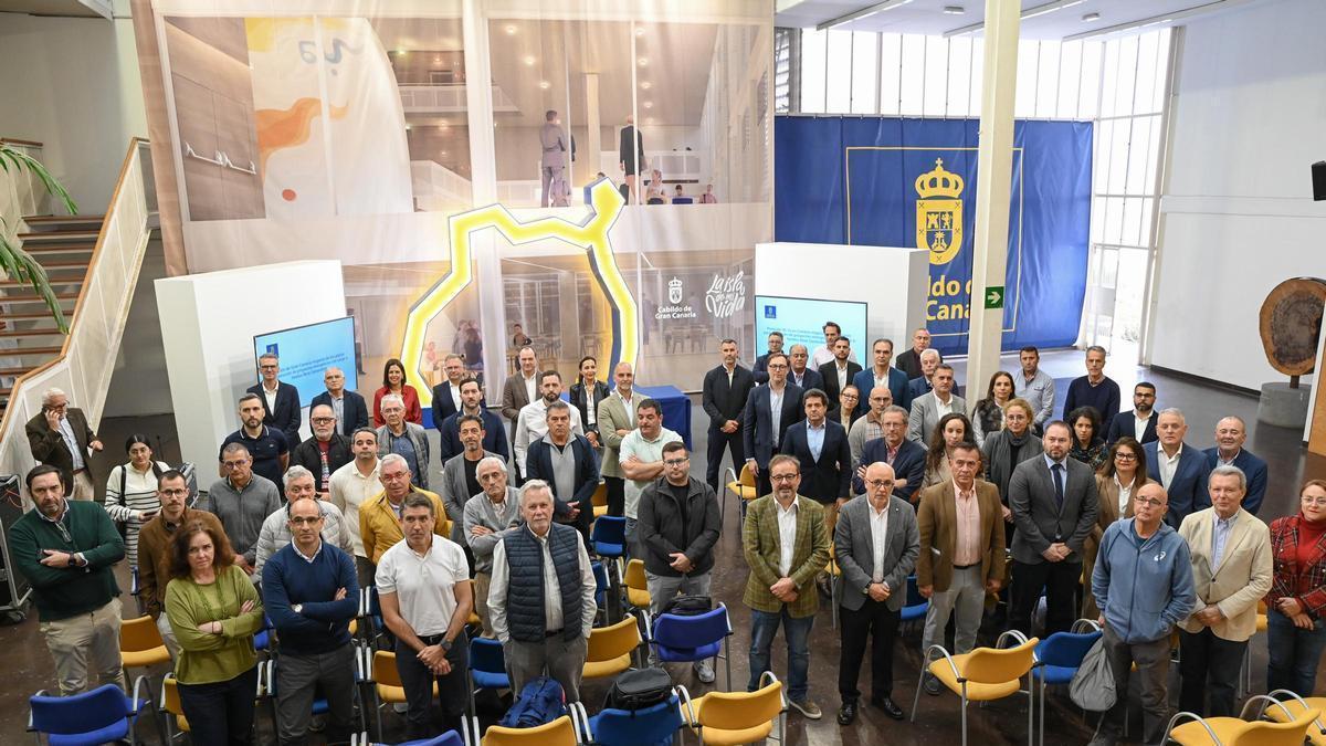Representantes del Cabildo de Gran Canaria, de ayuntamientos, de las comunidades energéticas ciudadanas e industriales, organizaciones empresariales y empresas con inversiones comprometidas en autoconsumo y almacenamiento.