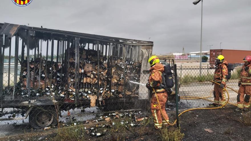 Un camión con botellas de vino y cava se incendia en la A-3 a la altura de Quart de Poblet