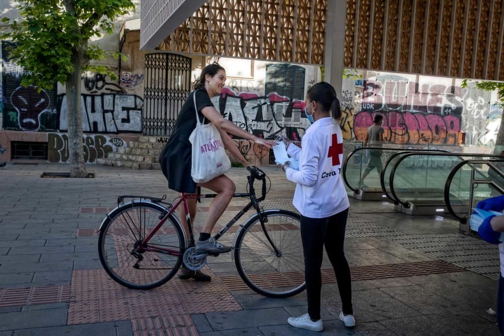 Los viajeros se resignan a llevar  mascarilla en el transporte público