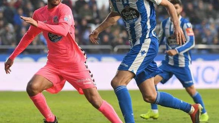 Carlos Fernández conduce el balón.