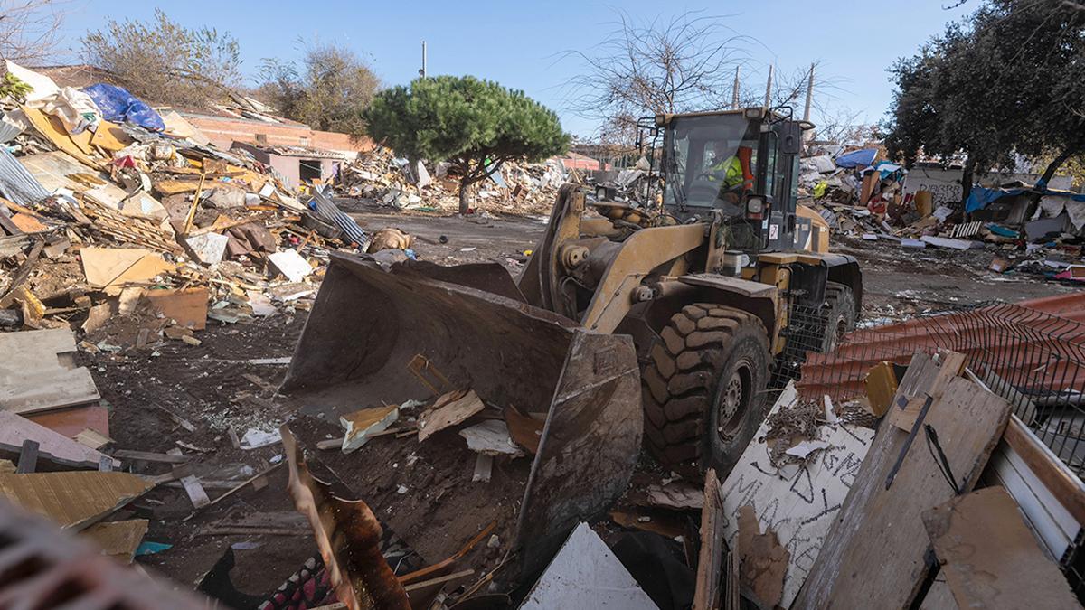 Trabajos de limpieza y posterior derribo del antiguo instituto B9 de Badalona, desalojado el miércoles