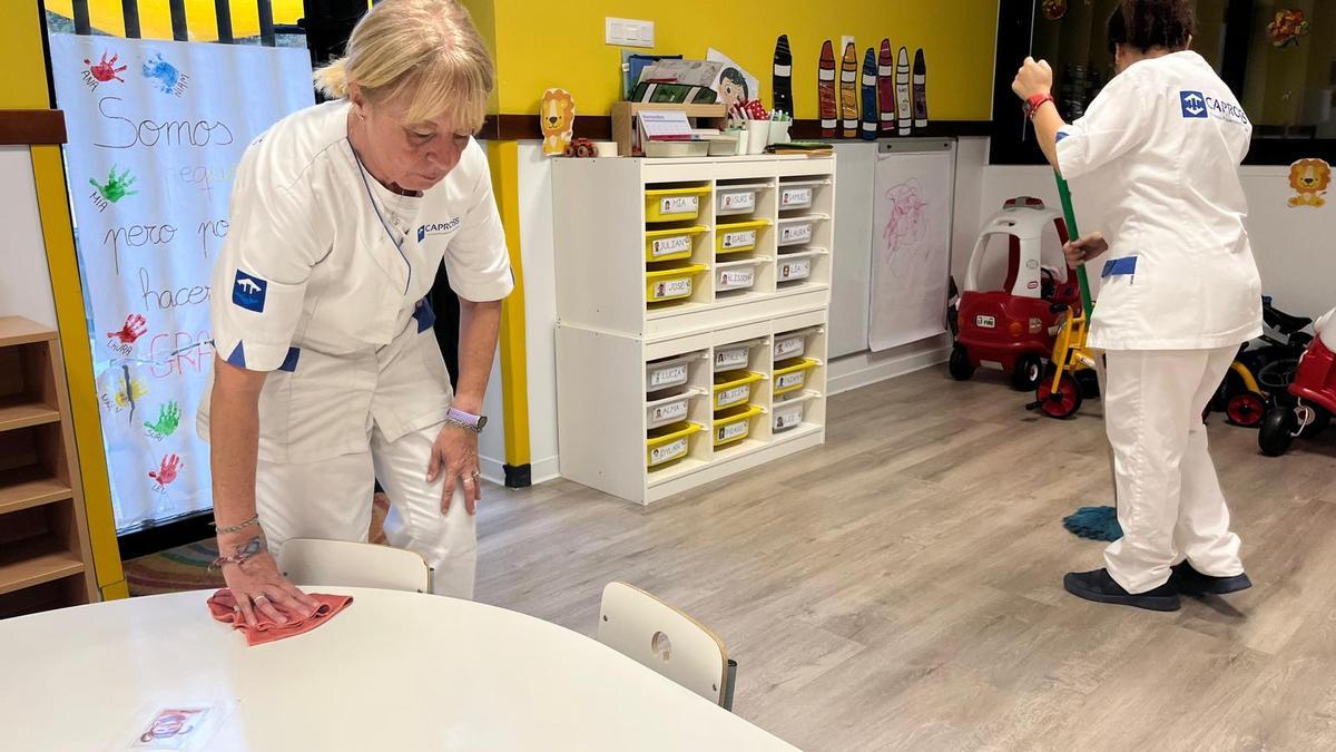 Dos trabajadoras del servicio de limpieza en un centro público de Canarias.