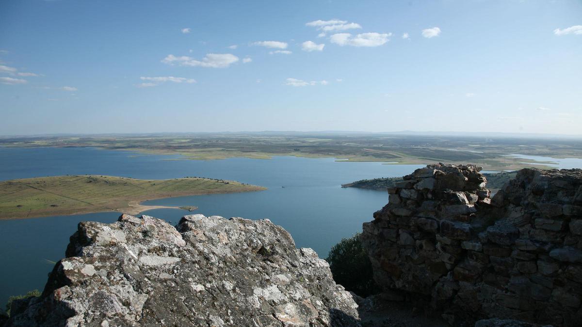 Vista panorámica del embalse de Alange desde su entorno natural.