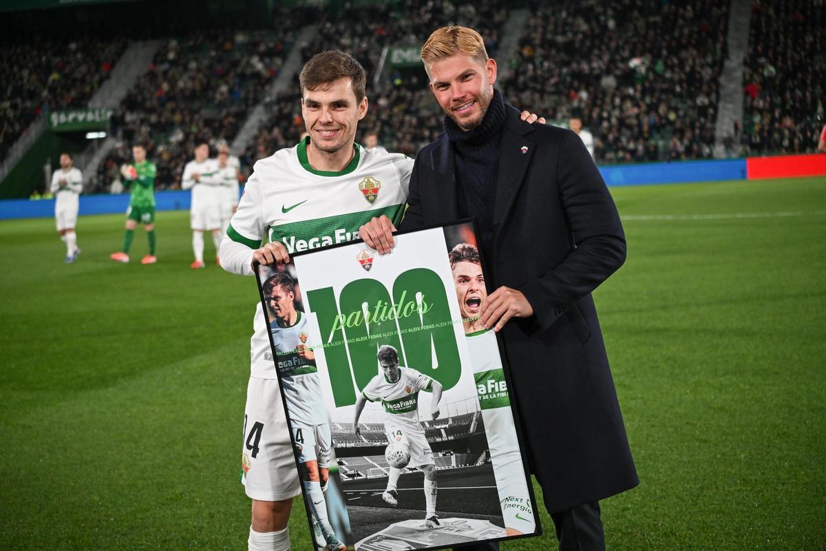 Aleix Febas posa junto a Pedro Schinocca, director general del club, en su homenaje tras cumplir 100 partidos con el Elche.