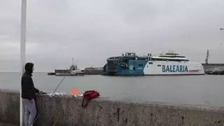 Armón Gijón traslada el ferri rápido "Mercedes Pinto" a El Musel para culminar los preparativos de su entrega a Baleària