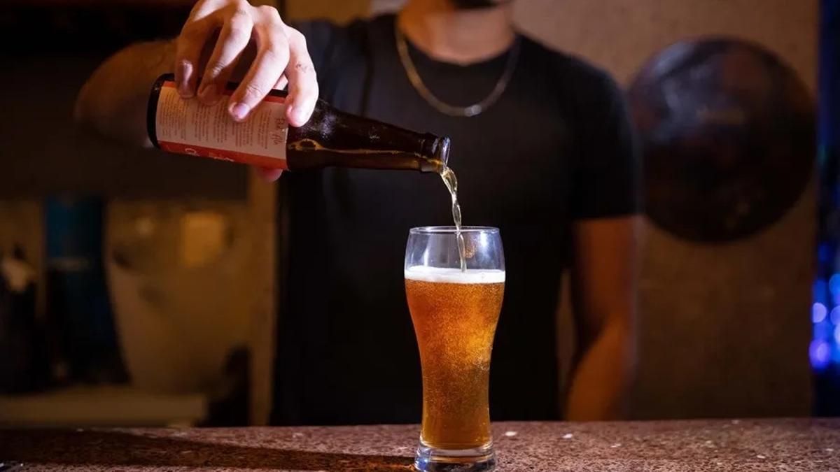 Imagen de archivo de un camarero sirviendo una cerveza.