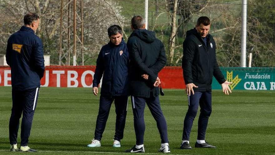 Por la izquierda, Javi López, Arturo Noval, Pandurovic -de espaldas- y Djukic, antes de iniciar el entrenamiento en Mareo.