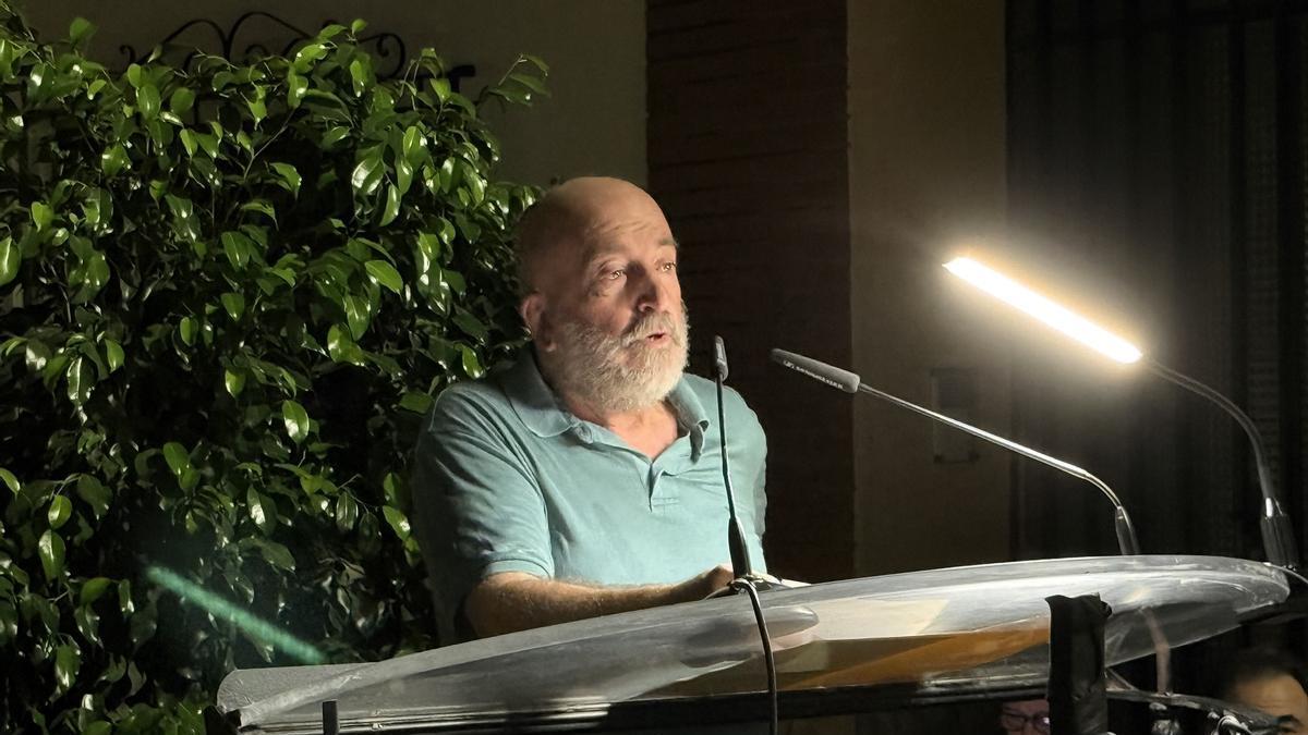 El carrer Major se llenó anoche de versos, estrofas, rimas, poemas musicados y presentación de libro con la “XXIV Poesia al Carrer”