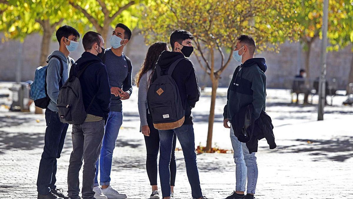 Un grupo de jóvenes, en el campus de Tarongers de la Universitat de València. | M.Á.MONTESINOS