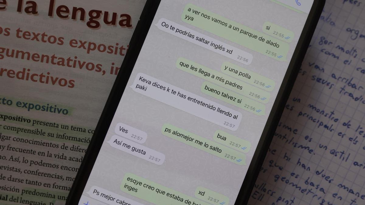 Faltas de ortografía, abreviaturas y errores gramaticales en una conversación de WhatsApp.