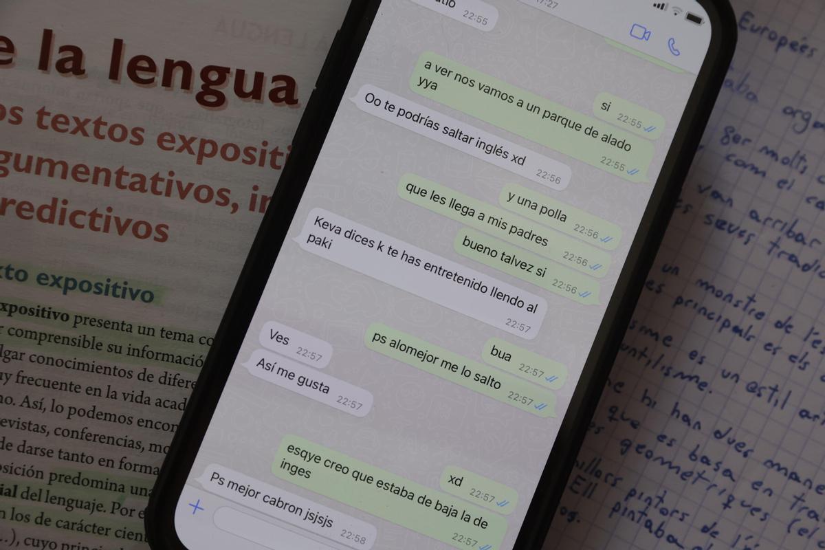 Faltas de ortografía, abreviaturas y errores gramaticales en una conversación de WhatsApp.