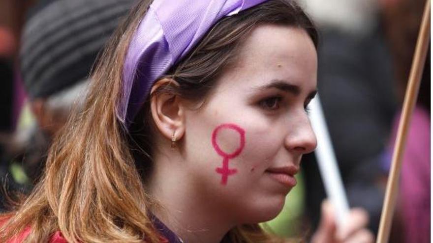 Una dona manifestant-se el 8 de març a Girona