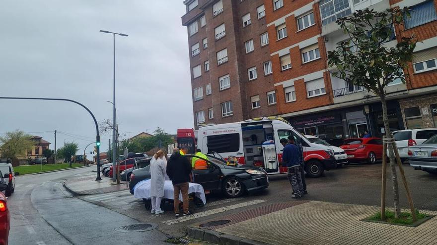Trasladan al hospital a una mujer herida en una colisión de dos coches en Los Campos (Corvera)