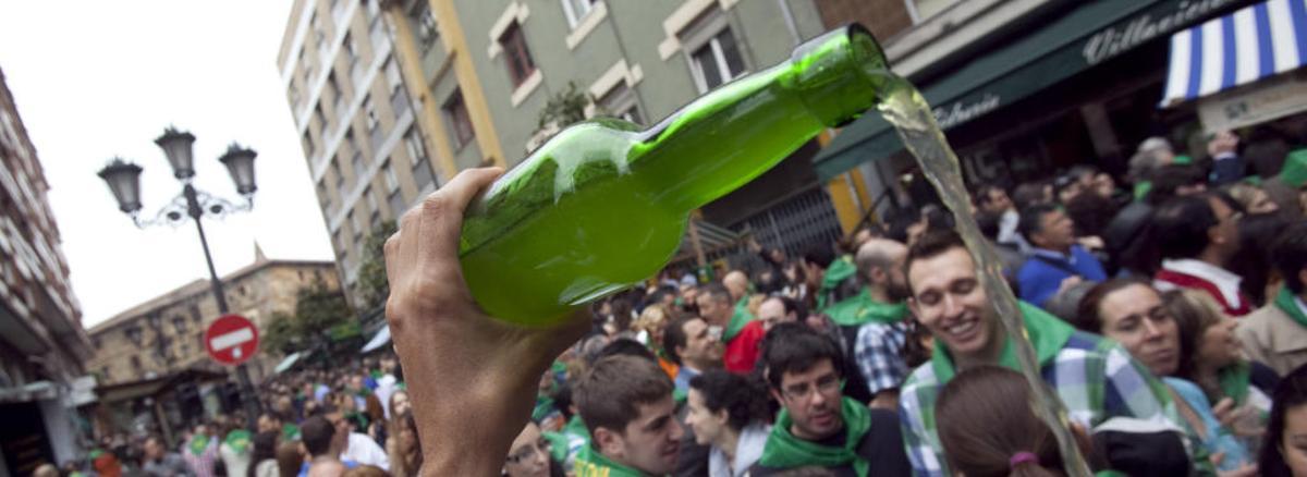 El argumento de los hosteleros: la botella de sidra cuesta menos que una cerveza y da más trabajo