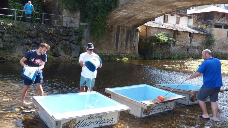 Por la izquierda, Noé García, José Luis García y Marcos da Rocha preparan los cajones de bateo.