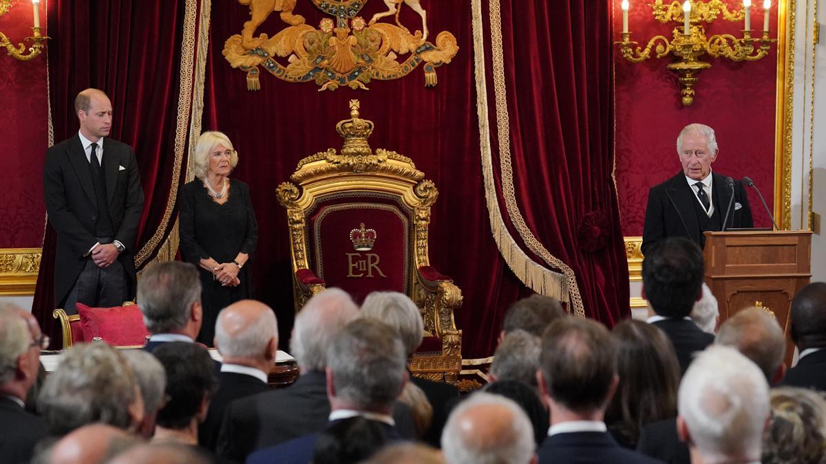 Guillermo, príncipe de Gales; Camila, reina consorte, y el rey Carlos III del Reino Unido, durante la ceremonia de proclamación.