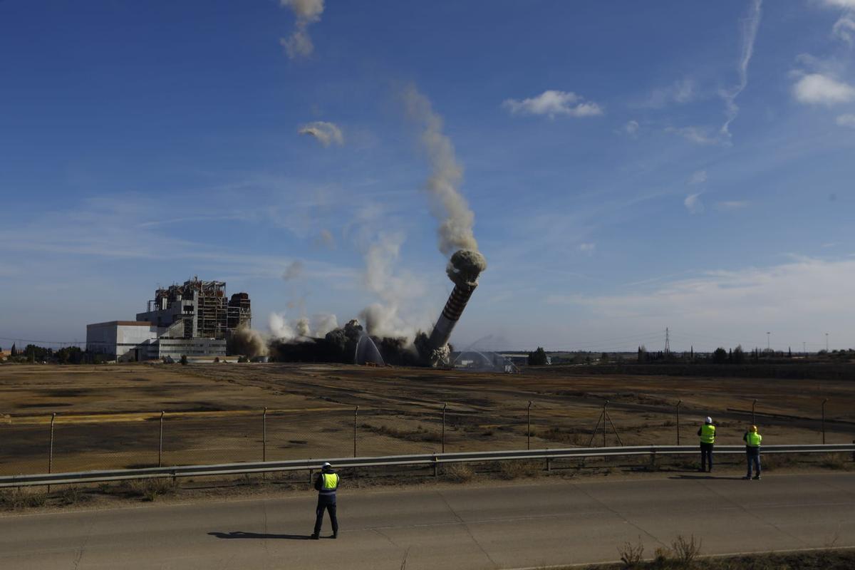 Así ha sido la demolición de la chimenea de Teruel