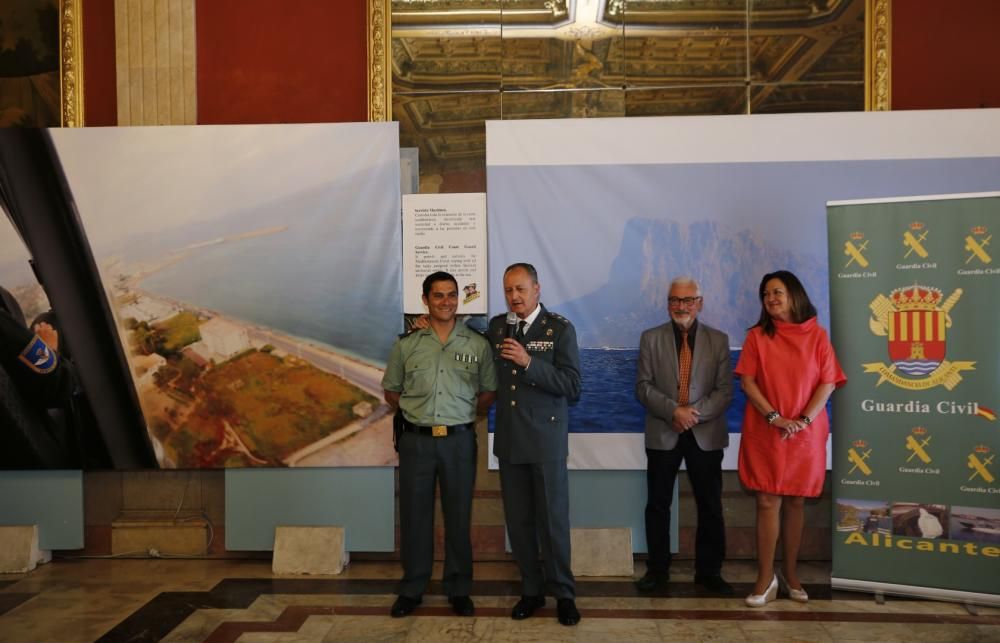 La Sociedad Casino de Torrevieja acoge hasta el lunes una exposición fotográfica de Manuel Lorenzo con motivo del 175 aniversario de la Guardia Civil. La inauguración el martes estuvo precedida por un