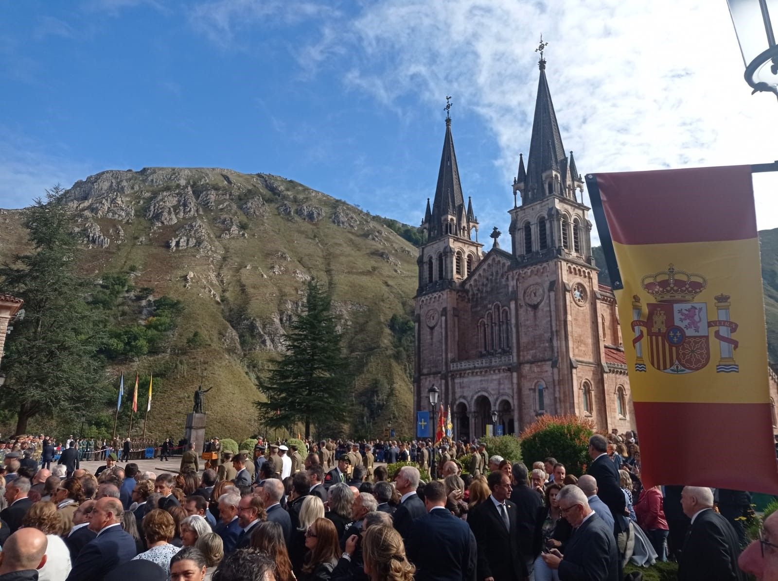 Multitudinaria jura de bandera en Covadonga, con imágenes para la historia en el real sitio