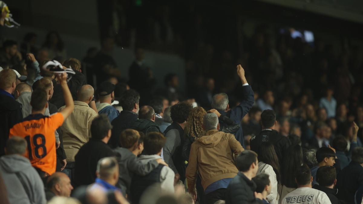 La grada de Mestalla se giró contra Layhoon