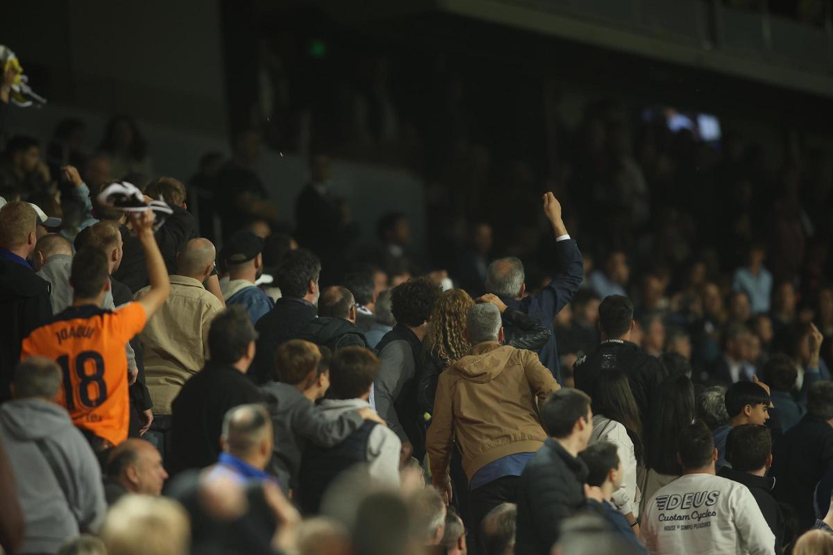 La grada de Mestalla se giró contra Layhoon