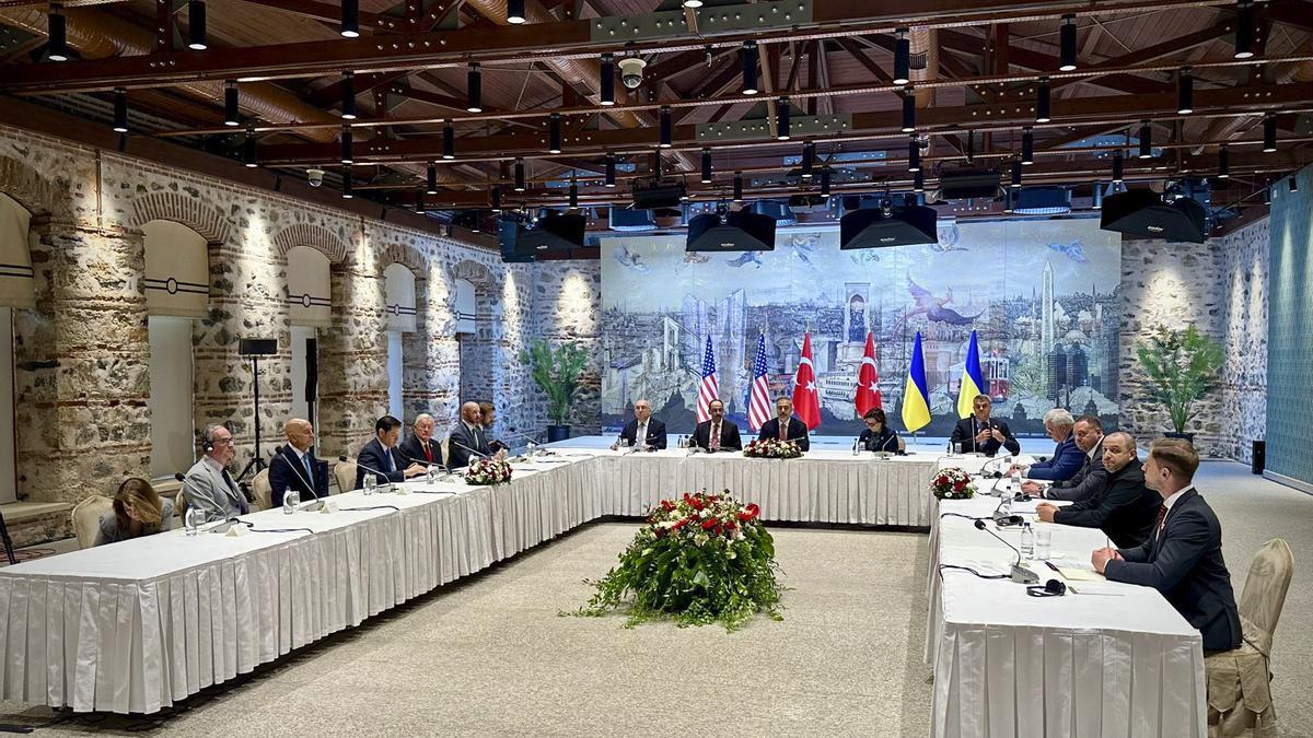 Imagen de la reunión entre las delegaciones de Rusia y Ucrania, este viernes en Estambul.