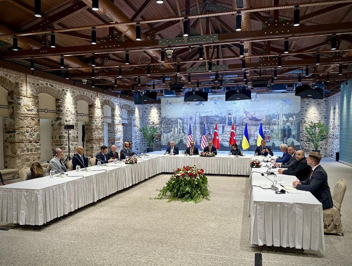 Imagen de la reunión entre las delegaciones de Rusia y Ucrania, este viernes en Estambul.