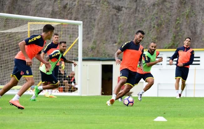 .Entrenamiento de la UD Las Palmas en Barranco ...