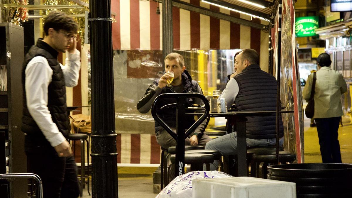 Vecinos de Murcia se toman algo en una terraza, en una imagen de archivo.