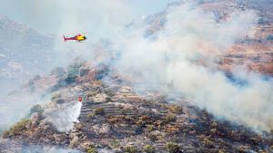 La ’consellera’ Teresa Jordà hace un llamamiento de alarma ante el riesgo de incendios en Catalunya. En la foto, un helicóptero trabaja en la extinción de un incendio en el Cap de Creus.