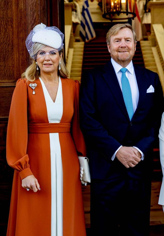Máxima de Holanda, con vestido bicolor de Zeus + Dione, y el rey Guillermo durante su viaje oficial a Grecia