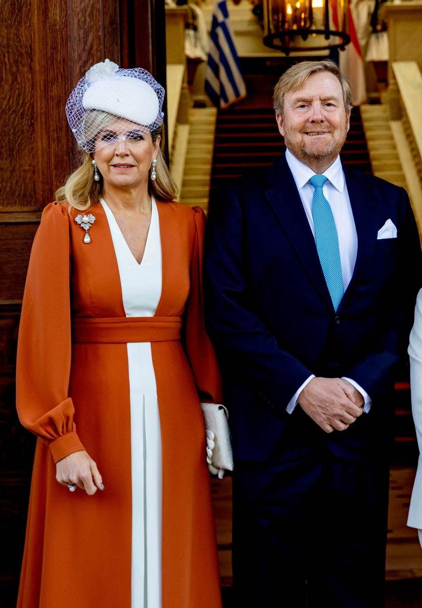 Máxima de Holanda, con vestido bicolor de Zeus + Dione, y el rey Guillermo durante su viaje oficial a Grecia