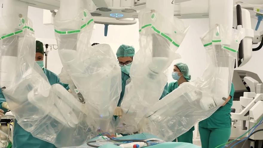 Así ha sido la operación con cirugía robótica a un bebé de tres meses con obstrucción renal que ha realizado el 12 de Octubre