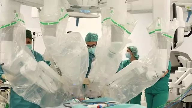 Así ha sido la operación con cirugía robótica a un bebé de tres meses con obstrucción renal que ha realizado el 12 de Octubre