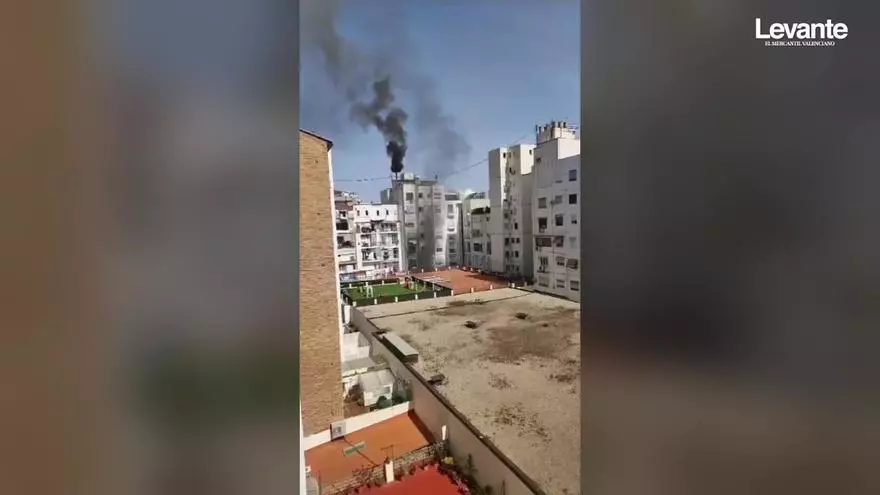 Espectacular incendio en un restaurante de la calle Pedro III el Grande
