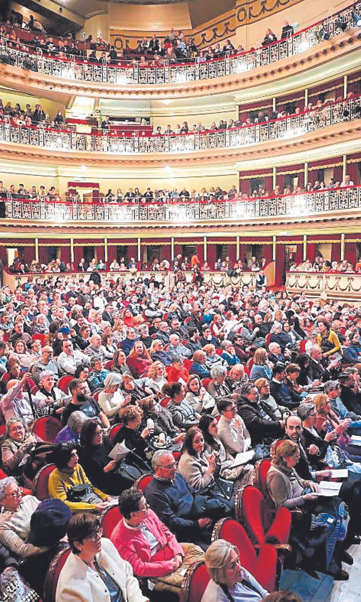Público asistente a un concierto en el teatro Campoamor.
