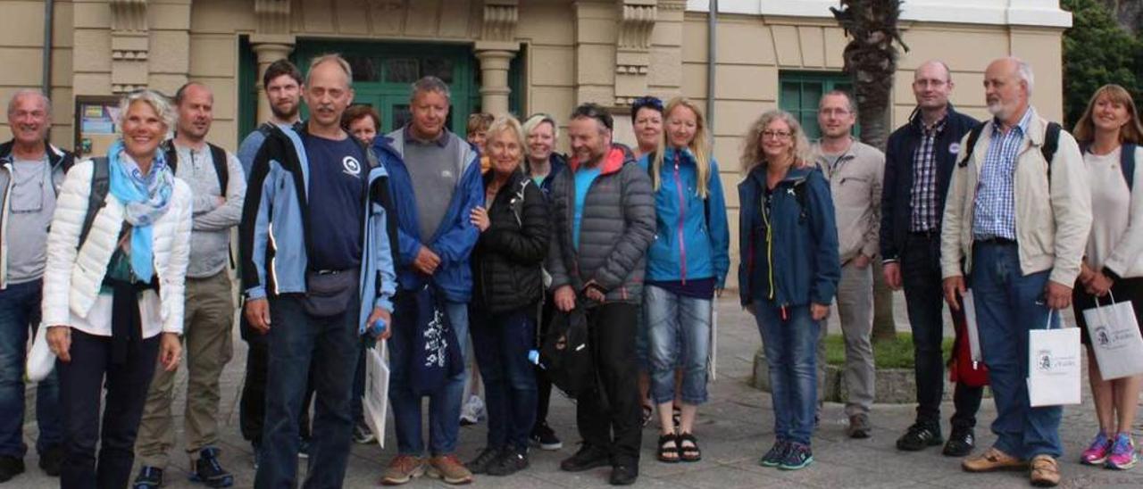 El grupo de noruegos, ayer, a las puertas del Ayuntamiento valdesano.