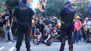 Dos agents dels Mossos d’Esquadra, davant d’un grup de persones d’ideologia independentista concentrades a la caserna de la Guàrdia Civil de Travessera de Gràcia a Barcelona, el 20 de setembre passat.