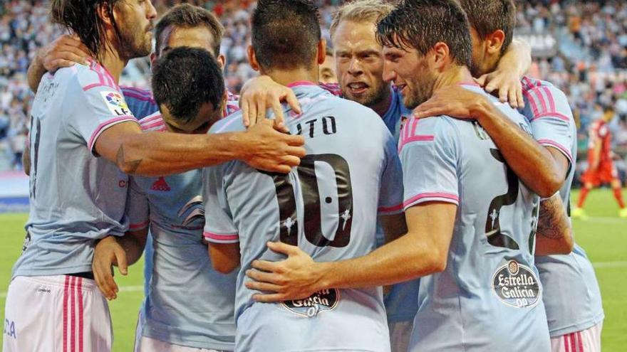 Larrivey, Orellana, Ález, Nolito y Planas celebran un gol ante el Getafe en Balaídos.