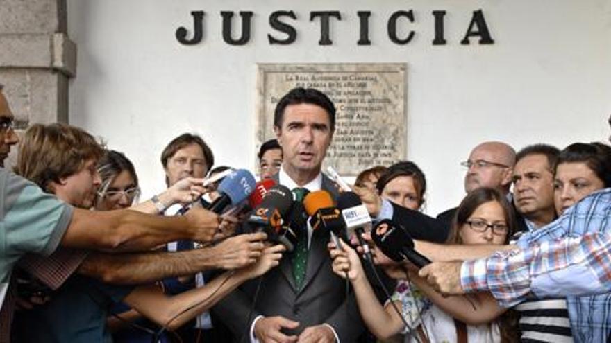 José Manuel Soria en la puerta de la Audiencia Provincial tras la presentación de las candidaturas, ayer. i A.C.