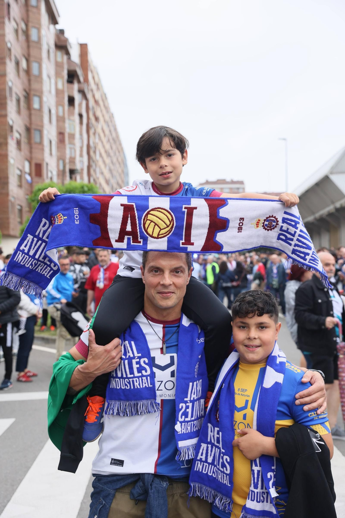 EN IMÁGENES: Avilés se tiñe de blanquiazul para la final por el ascenso ante el Rayo Majadahonda
