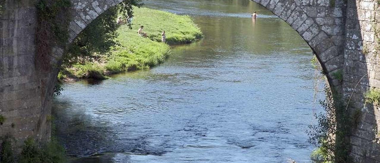 Los bañistas sofocan el calor en el Ulla junto al puente BIC de Pontevea  |  Con las altas temperaturas registradas ayer, muchos se refrescaron con un chapuzón. Hubo quien optó por disfrutar de las playas fluviales de la comarca. Una de ellas es la de Pontevea. Sita a escasos metros del puente declarado Bien de Interés Cultural (BIC) y recuperada en los últimos años gracias a los vecinos de Pontevea y Couso Pedro Castañeda y Manuel Brey, impulsarla es uno de los objetivos del colectivo Entre as Pontes.