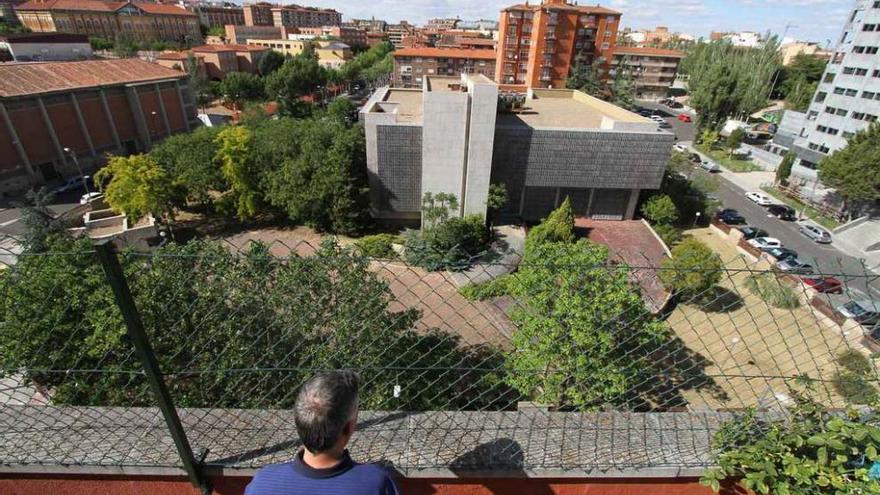 Vista general de la antigua sede del Banco de España, en la plaza de Cristo Rey de Zamora.