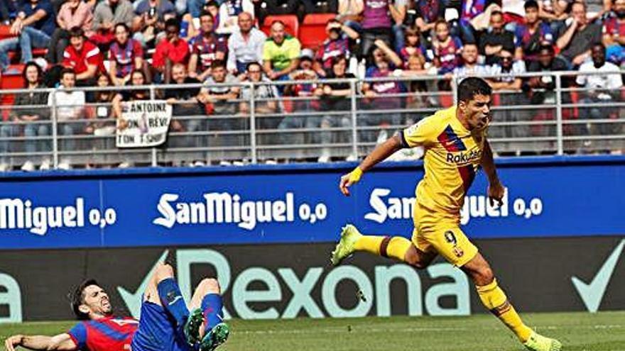 Luis Suárez remata en la jugada del tercer gol barcelonista.