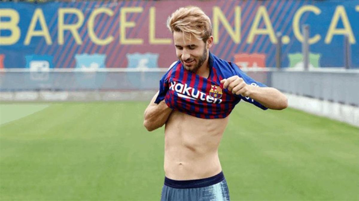 Sergi Samper, con la camiseta que le convierte en uno más de la plantilla