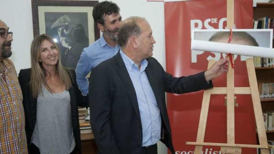 Leiceaga, durante la &#039;pegada&#039; de carteles que realizó en la sede de la Agrupación Socialista de A Coruña.