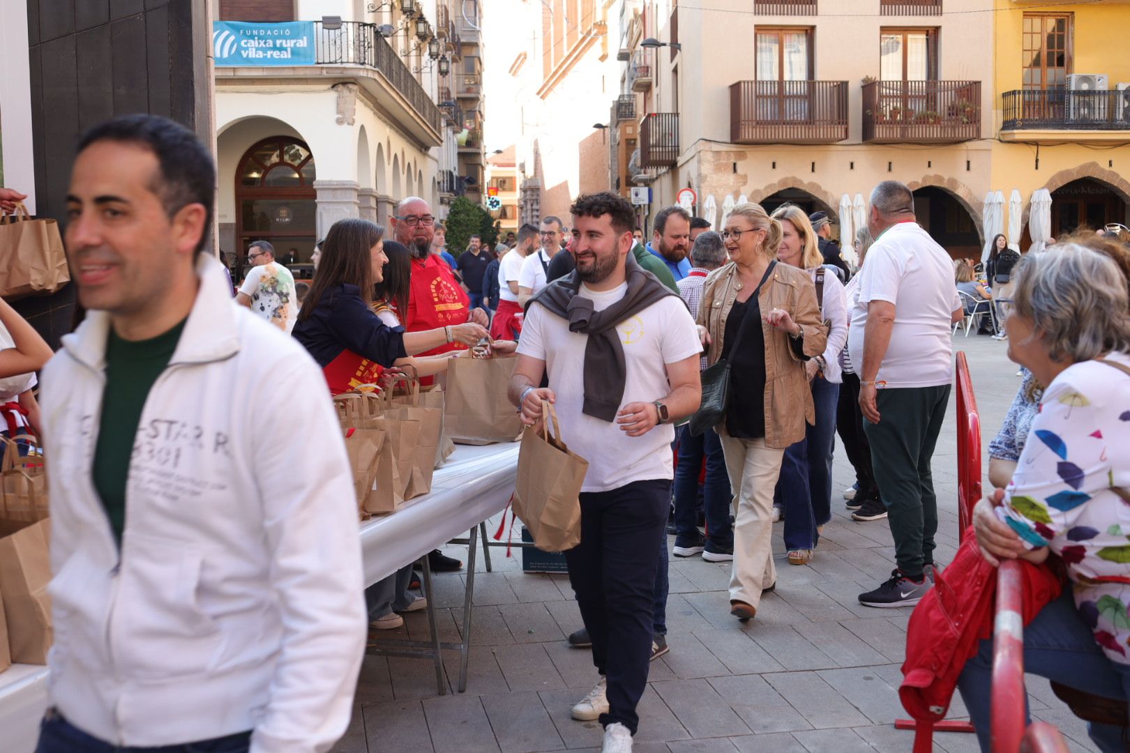 FOTOGALERÍA I Las imágenes de la Nit de la Xulla y del encuentro de elaboración de allioli de las fiestas de Vila-real