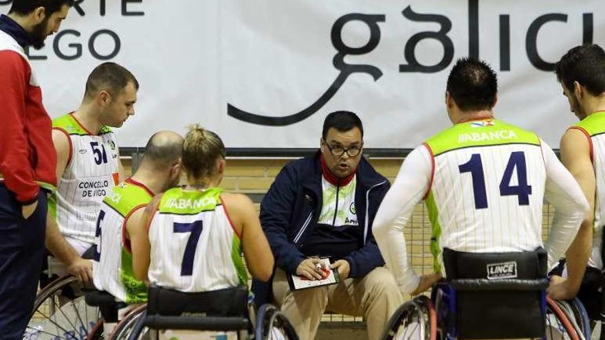 César Iglesias (c.) da instrucciones durante un partido. // M.G. Brea