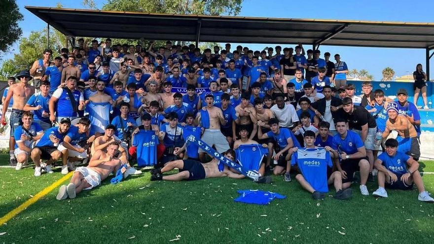 Equipo y afición de la UD Oliva celebraron el triunfo
